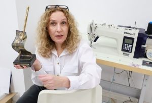 Българка твори изящните бродерии за Ели Сааб вече 20 години