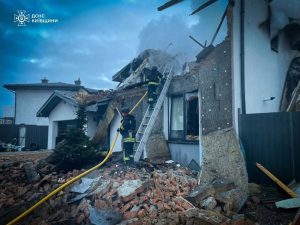 Петима ранени при нощна руска атака срещу Киев, ударите продължават