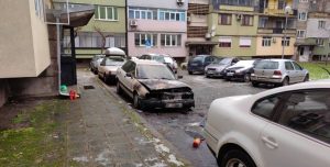 Автомобил пламна пред блок в Русе, жители предотвратиха по-големи щети