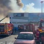 Мащабен пожар бушува в склад за санитарни материали в Букурещ, властите предупреждават населението
