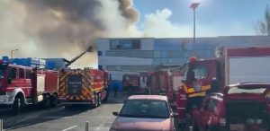 Мащабен пожар бушува в склад за санитарни материали в Букурещ, властите предупреждават населението