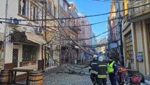 Жълт код за силен вятър в цялата страна и утре, очаква се утихване чак догодина