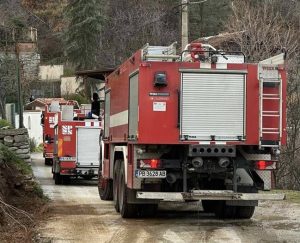 Огнеборци спасиха постройки в Съединение и Храбрино след буря