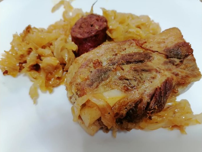 Традиционно изкушение: Кисело зеле със свински гърди и наденица от ГАСТРОГУРУ