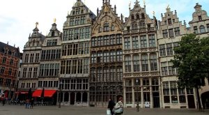 Девет ранени при сблъсък на трамваи в Антверпен, разследването продължава