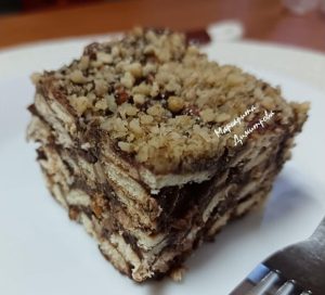 Бъркана торта с орехи и портокалови корички: Рецепта за свеж десерт