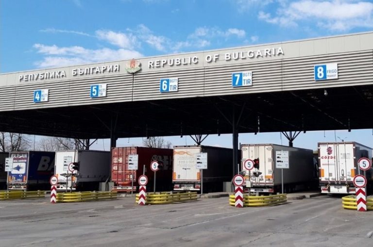 Митничари на Капитан Андреево задържаха недекларирани 60 000 евро