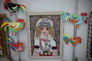 Детската експозиция „Моми и петли“ оживя в Народното събрание