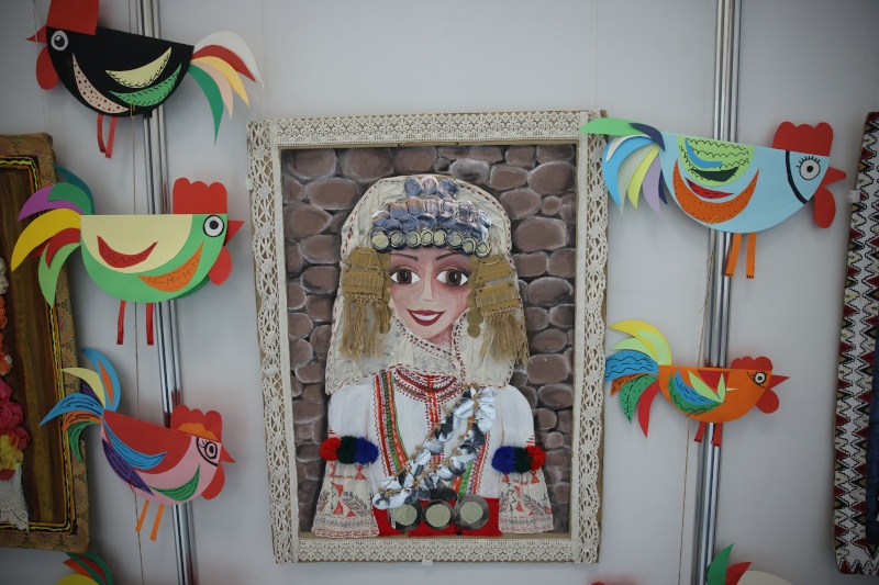 Детската експозиция „Моми и петли“ оживя в Народното събрание