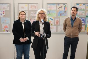 Детски рисунки в парламента: „Моето приятелство с куче“ вдъхновява за хуманност