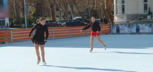 Ледената пързалка в Пловдив отвори врати с 3000 кв. м лед и нови атракции