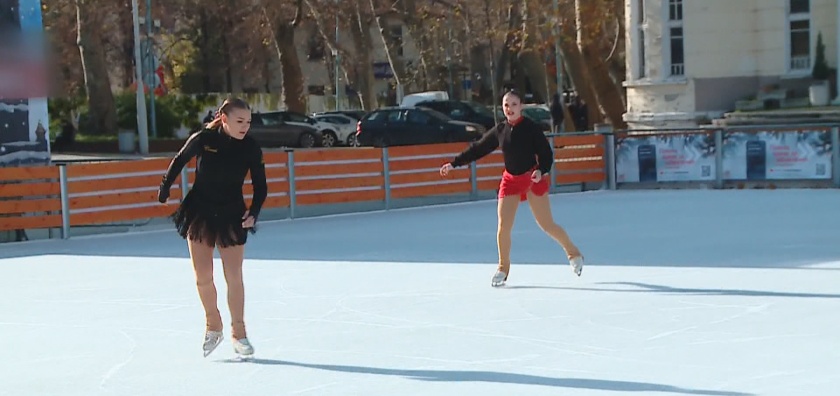 Ледената пързалка в Пловдив отвори врати с 3000 кв. м лед и нови атракции