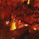 Коледната магия оживява: Пещерата Постойна в Словения представя живи Рождественски сцени