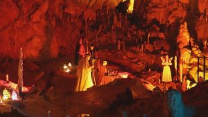 Коледната магия оживява: Пещерата Постойна в Словения представя живи Рождественски сцени