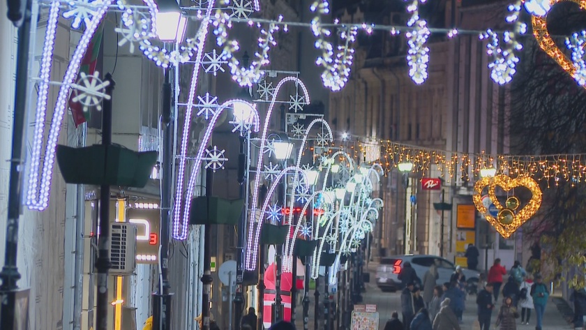 Русе засия в празнични светлини с над 900 метра гирлянди