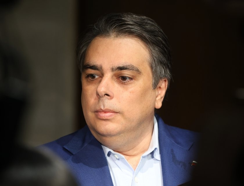 Асен Василев и Ивайло Мирчев настояват за незабавна оставка на Даниел Митов след сблъсъци в София