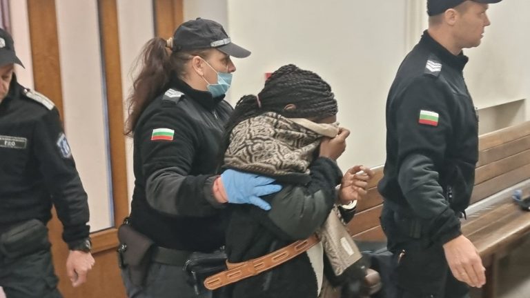 Белгийка остава в ареста за опит за трафик на 206 кг кокаин през "Капитан Андреево" Белгийка остава в ареста за опит за трафик на 206 кг кокаин през "Капитан Андреево"