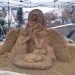 Пясъчна скулптура на Богородица и Младенеца краси центъра на Бургас за Коледа