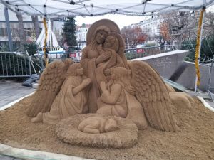 Пясъчна скулптура на Богородица и Младенеца краси центъра на Бургас за Коледа