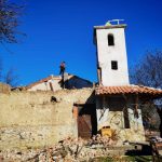 Природен катаклизъм: Бурен вятър отнесе покрива на църквата в Ласкарево, доброволци помагат (СНИМКИ)