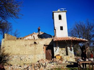 Природен катаклизъм: Бурен вятър отнесе покрива на църквата в Ласкарево, доброволци помагат (СНИМКИ)