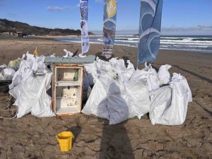 „Чистата Коледа“: Доброволци в коледни костюми почистваха плажове по Южното Черноморие