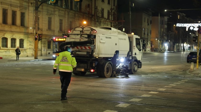 Цяла нощ почистваха София след безредиците, транспортът възстановен