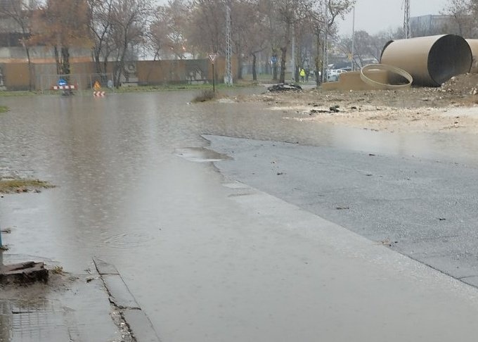 Обилни валежи предизвикаха наводнения в Пловдив и свлачище край Асеновград