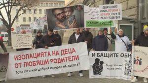 Напрежение пред парламента: Протести и контрапротести заради Семейния кодекс