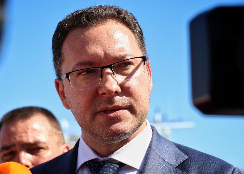 Министър Митов обяснява протестите пред депутатите