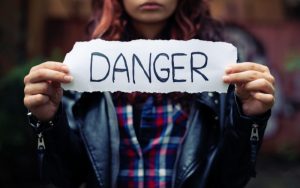 Дигитални хищници: Как педофили използват AI и тъмната мрежа за изнудване на деца