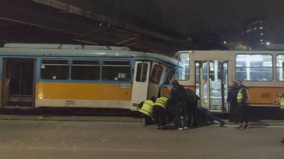Два трамвая се сблъскаха в София, ватман е леко пострадал