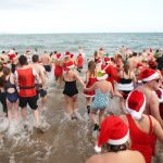 Двама изчезнали след коледно плуване в Югозападна Англия, издирването продължава