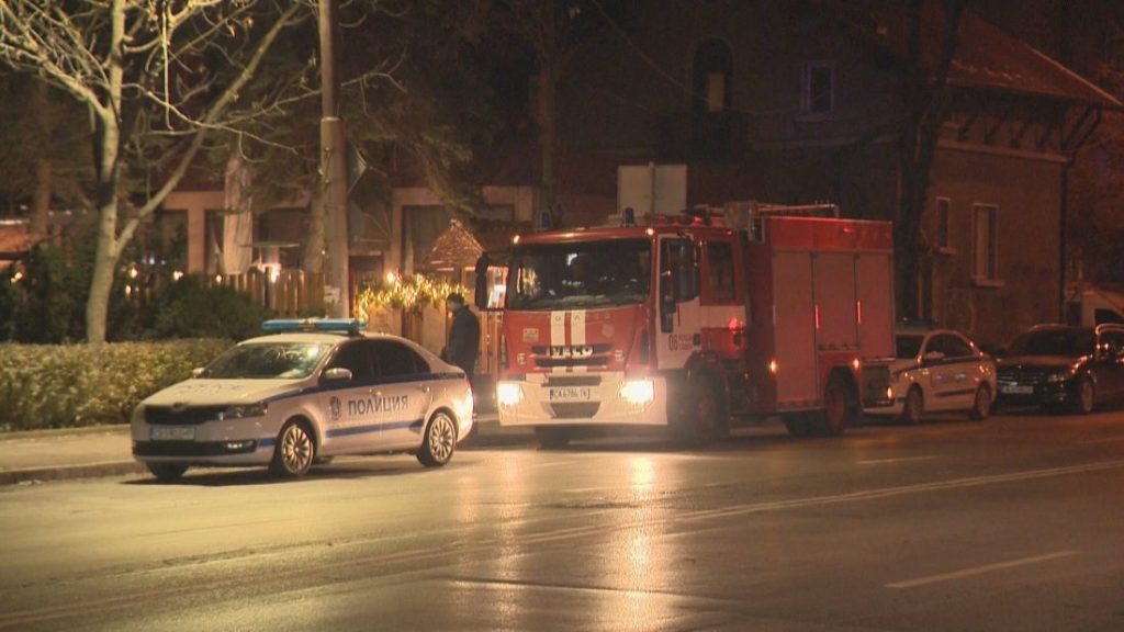 Баща и син задържани за въоръжен обир в "Красно село", откриха гранати в колата им