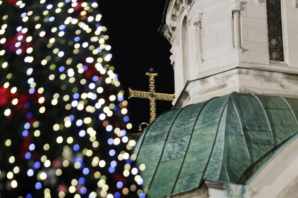 Коледната елха в София грейна, кметът Терзиев запали светлините