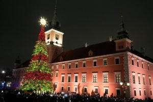 Коледната елха във Варшава грейна: 27-метрово дърво озари Кралския дворец