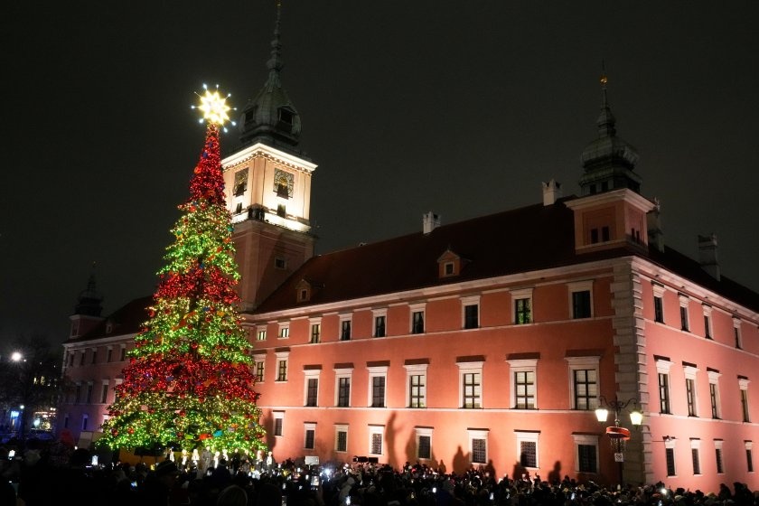 Коледната елха във Варшава грейна: 27-метрово дърво озари Кралския дворец