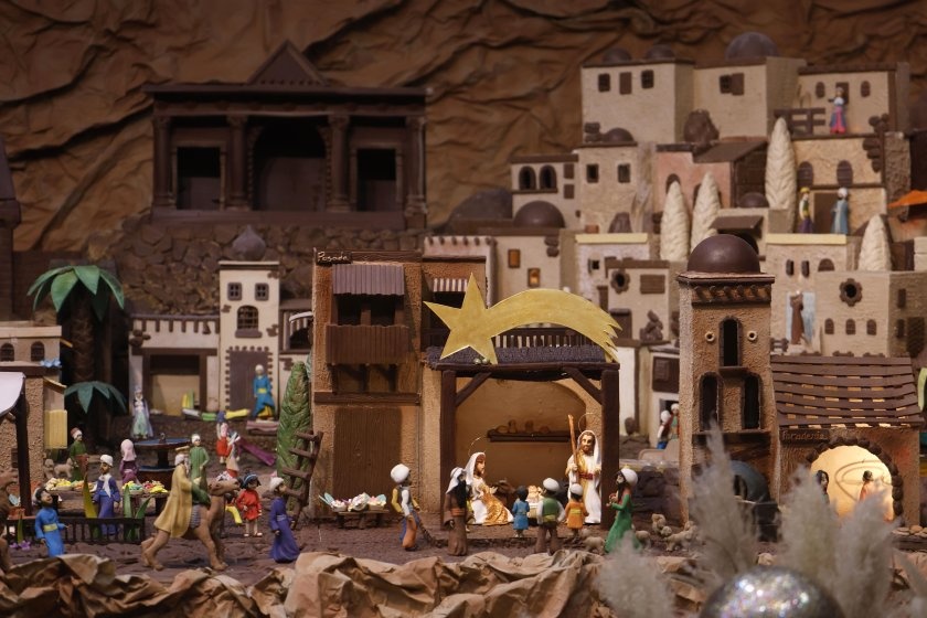 Невероятна Рождественска сцена: 2 тона шоколад в Испания