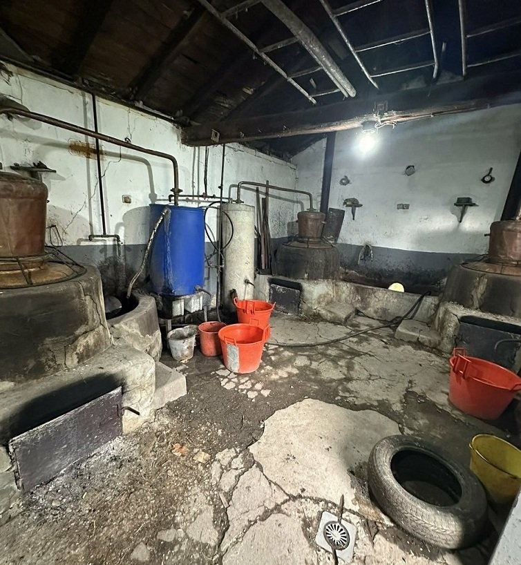 Над 360 литра нелегален алкохол иззети във Варна