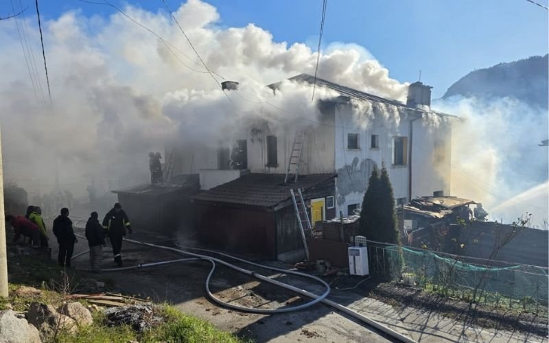 Пожар погълна къща и постройка в смолянския квартал „Каптажа“, има пострадал