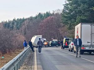 Сериозна катастрофа затвори пътя за Банско, образуваха се дълги колони