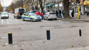 Джип блъсна пешеходец и помете коли в Русе, мъж е в болница