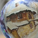 Коледна магия: Майстор от Белослав съхранява традицията на стъклените играчки