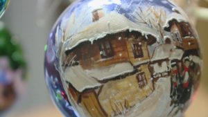 Коледна магия: Майстор от Белослав съхранява традицията на стъклените играчки