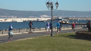 Коледен полумаратон в Несебър: Участник ще тича на заден ход