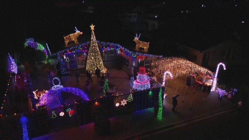 Кейптаун: Коледна украса в частен дом озарява града и събира дарения