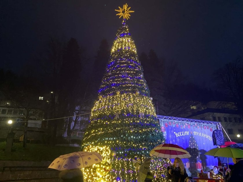 Коледната магия завладя Смолян: Елхата грейна въпреки дъжда