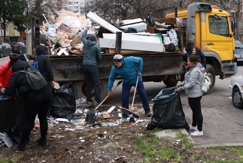 Доброволци чистят Люлин, докато София се бори с кризата с отпадъците