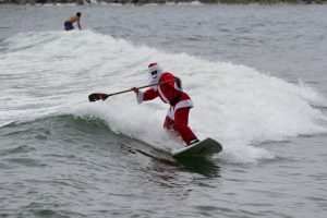 Стотици смелчаци спазиха традицията с ледено къпане на Коледа