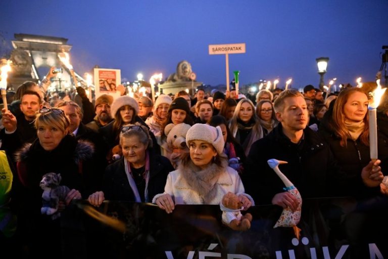 Хиляди протестираха в Унгария срещу Орбан след скандал с малтретиране на деца